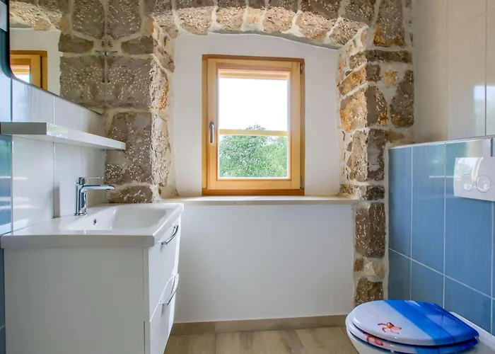 4 Bedroom Lovely In * Garica