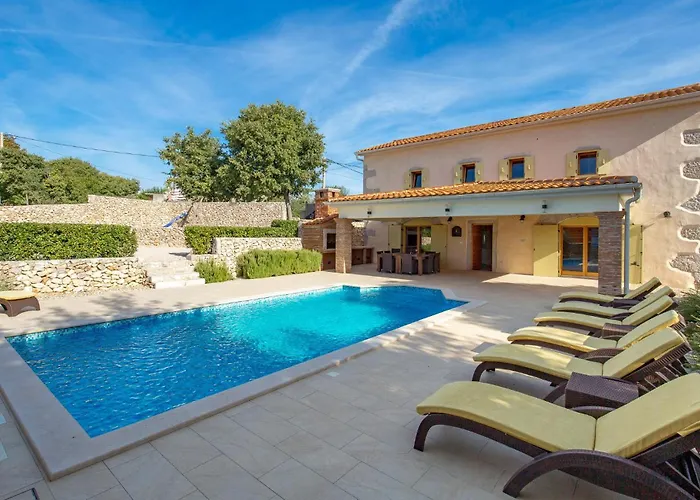 4 Bedroom Lovely In * Garica