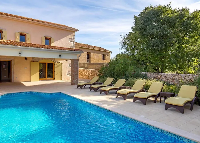 4 Bedroom Lovely In * Garica