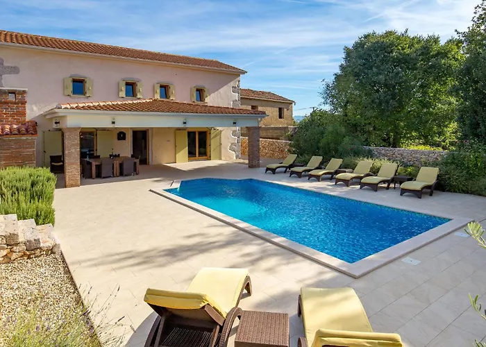 4 Bedroom Lovely In Garica