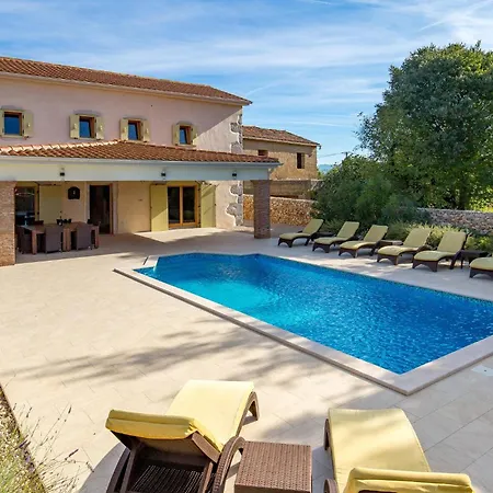 4 Bedroom Lovely In Garica